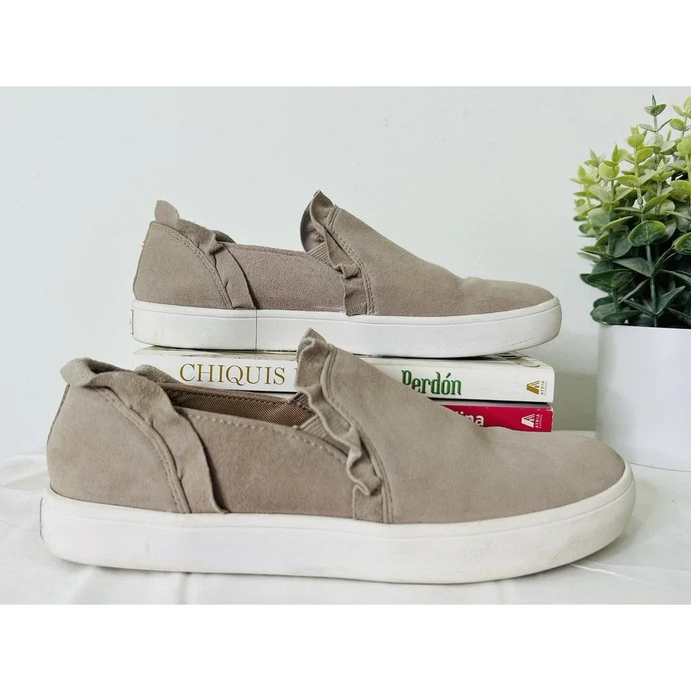 Kate Spade New York Women's Lilly Ruffle Suede Gray Slip-On Sneakers Shoes Sz 6M